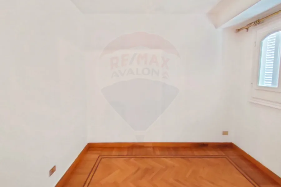 شقة للإيجار 150 م  ثروت (خطوات من ش ابوقير)