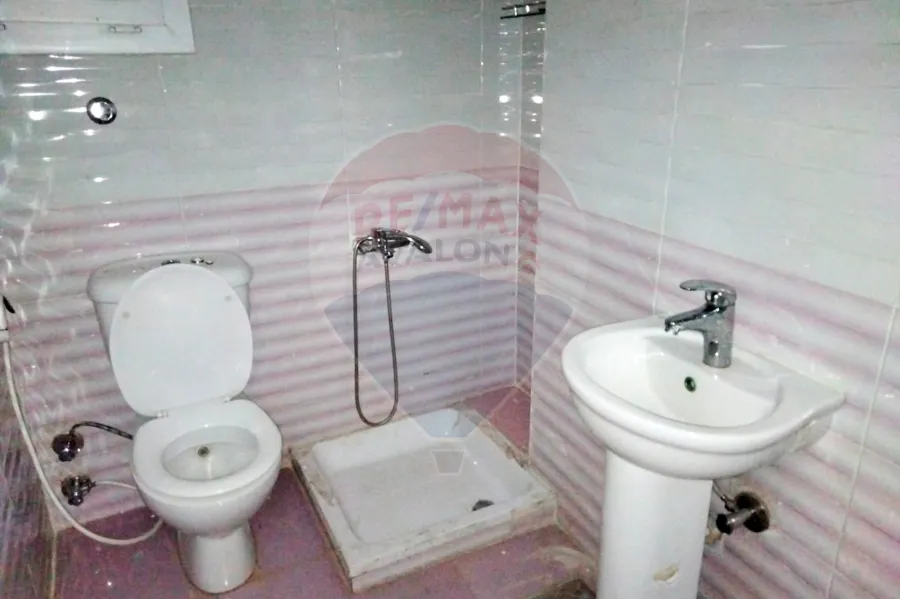 شقه للايجار145 م كامب شيزار (علي البحر مباشرة)