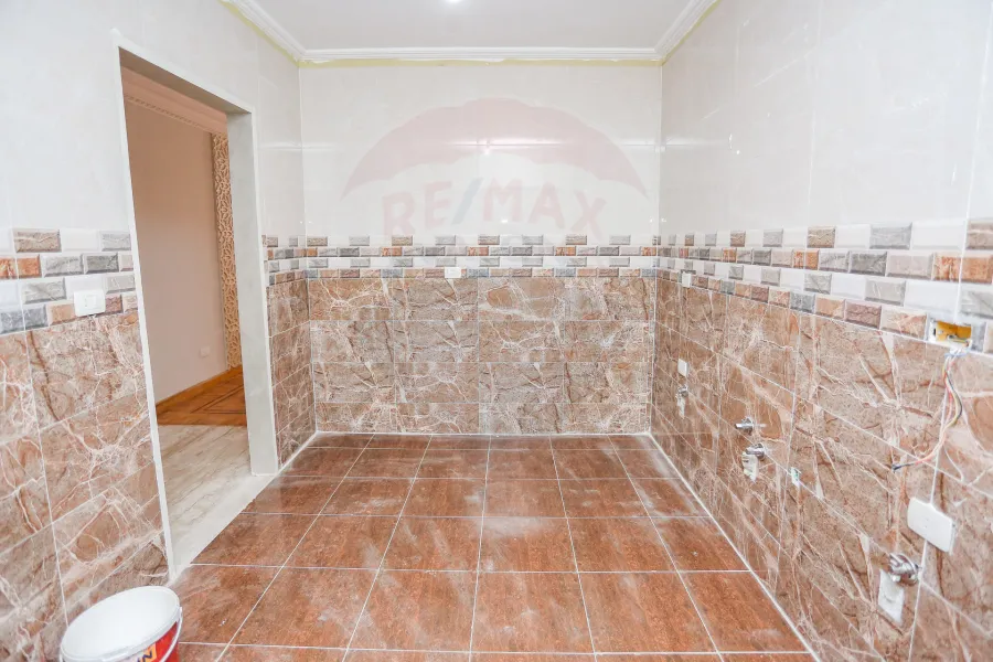 شقة للايجار 195 م رشدي (علي الترام مباشرة)