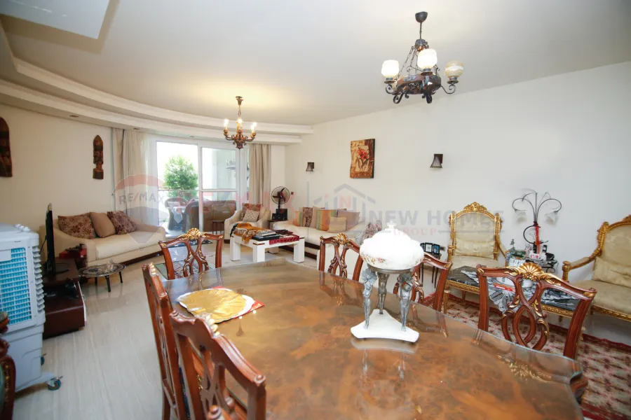 فيلا للبيع 420 م الساحل الشمالى (كومباوند سيدرا)  - صف أول على حمام السباحة