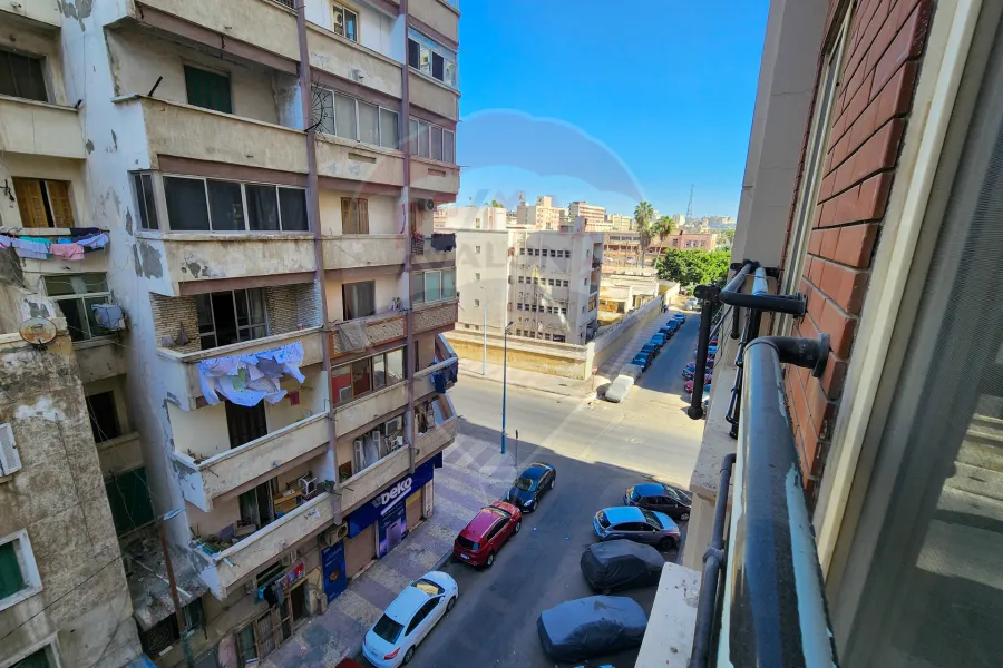 شقة للايجار المفروش 130 م الشاطبي (ش بورسعيد - خطوات من البحر)