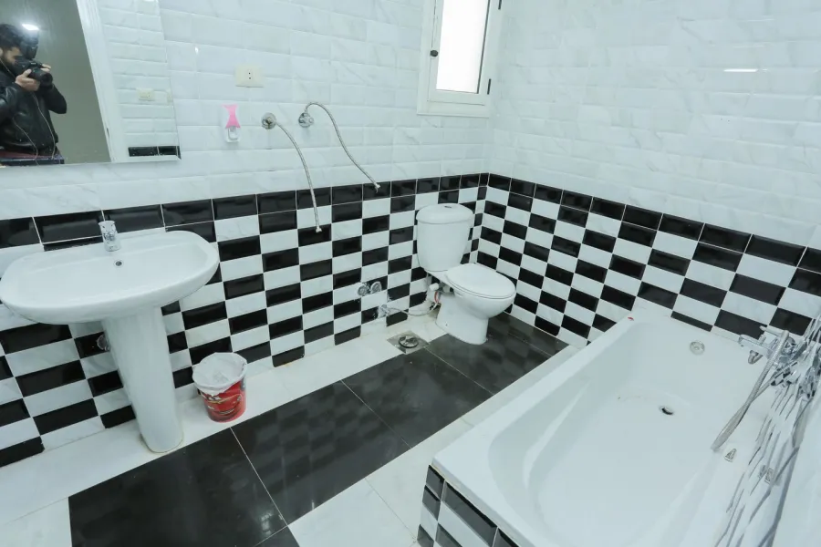 شقة للبيع 240م صافى زيزنيا -بين الترام وش ابوقير- خطوات من سان ستيفانو والبحر