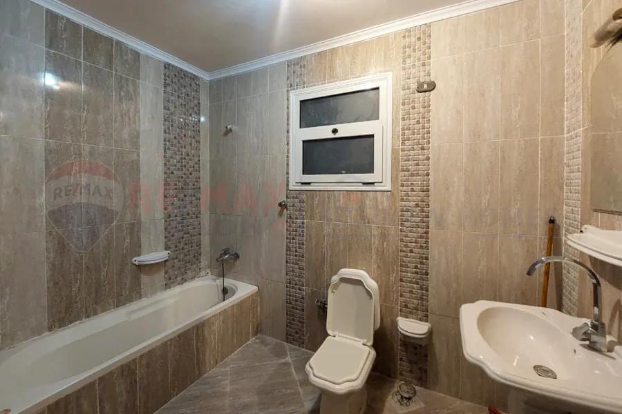 شقة للايجار 150 م كفر عبده (خطوات من ش ابو قير)