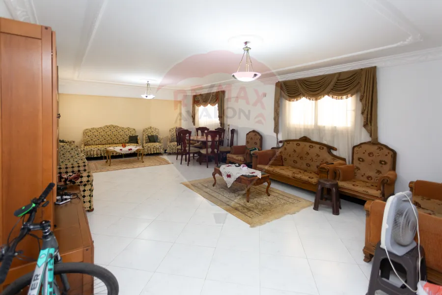 شقة للبيع 185 م رشدي (بين الترام و البحر)