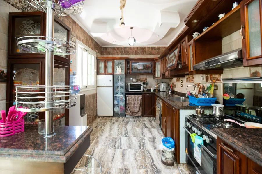 شقة للبيع 360 م + 360 م رووف ملكية خاصة سموحة (كومباوند حدائق اللوتس - ش الهيلتون )