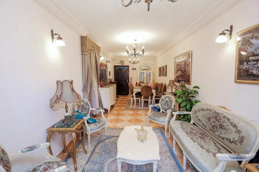 شقة للبيع 100م المنشية (خطوات من البحر)