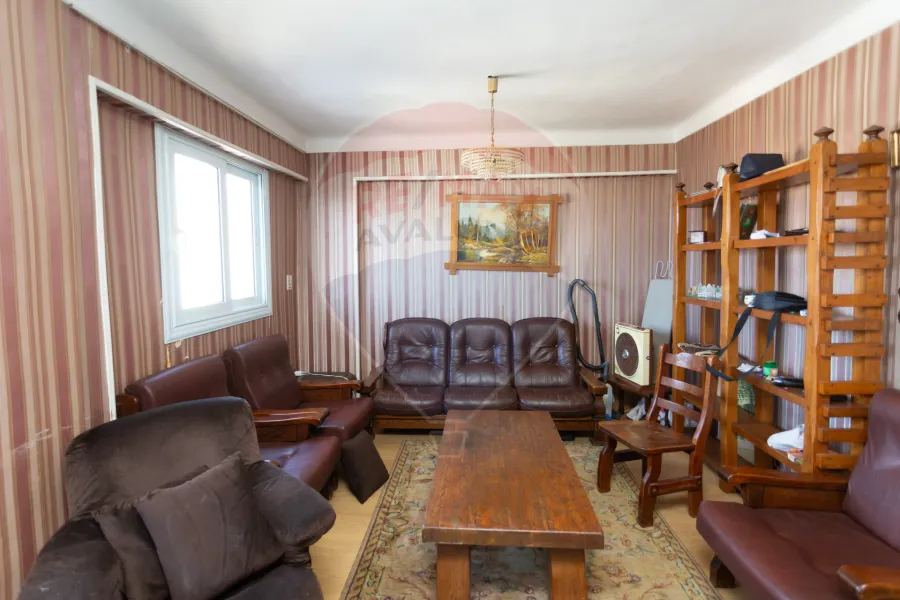 شقة للبيع الازاريطة (خطوات من البحر)  100 م