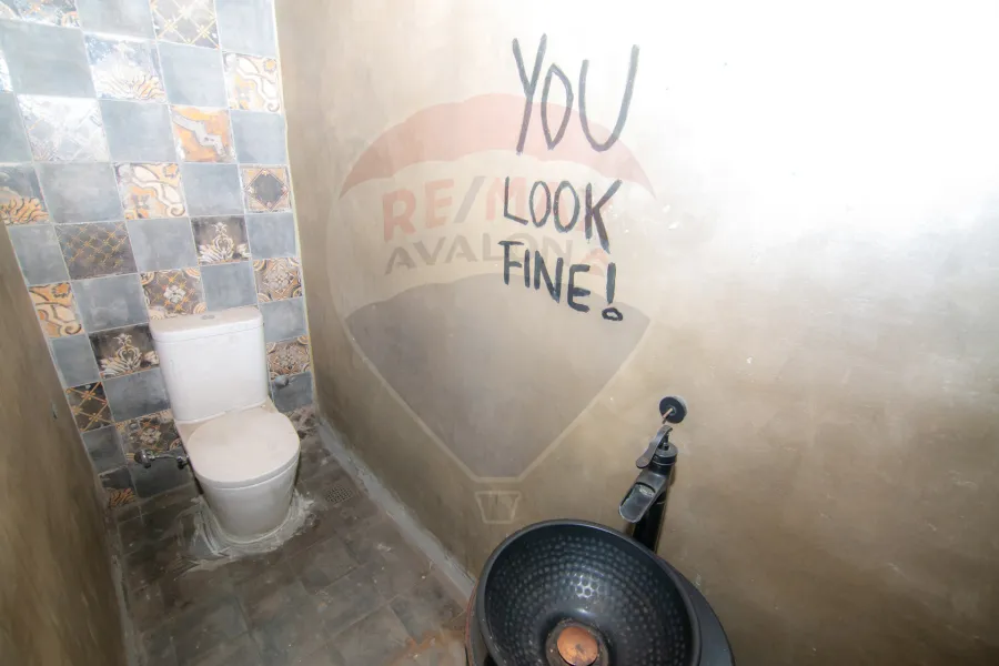 محل + صندرة للبيع 300 م  ستانلي (على البحر مباشر)