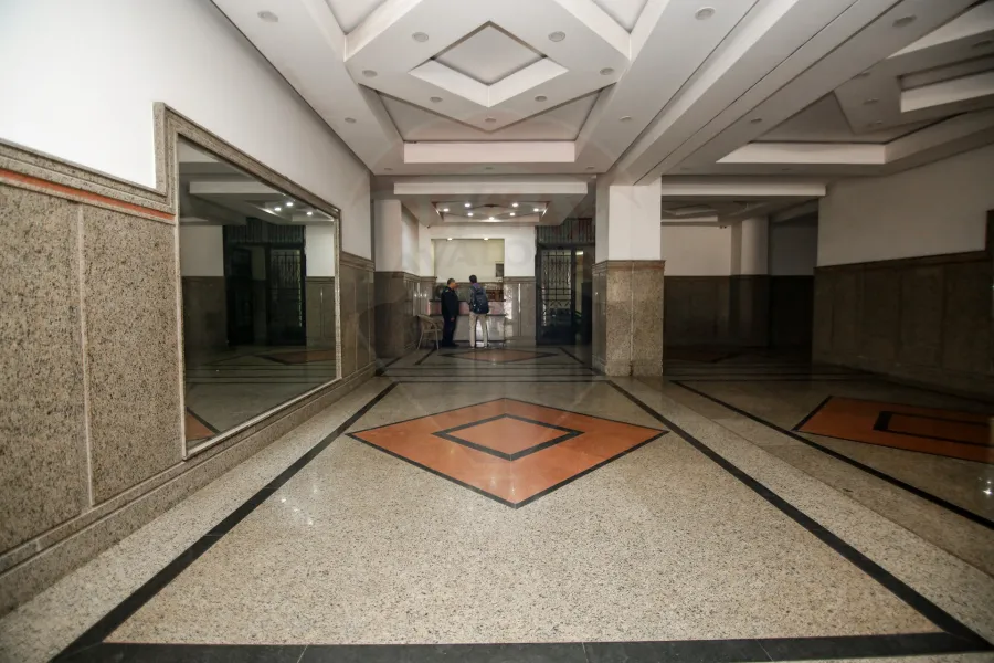 شقة للبيع 200 م محرم بك ( عمارة الجهاز المركزى للمحاسبات شارع قناة السويس الرئيسي مباشرة-  بجوار كمبوند محرم باشا)