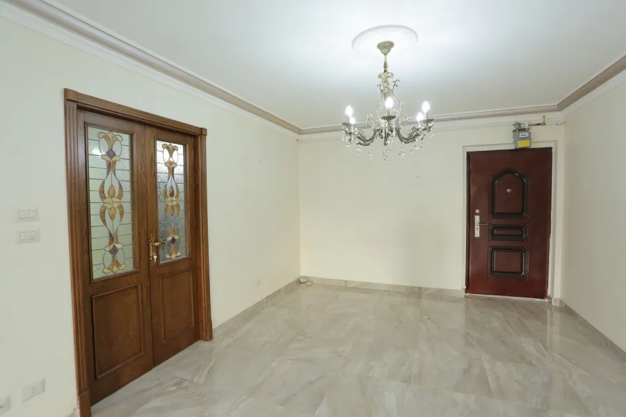 شقة للبيع 240م صافى زيزنيا -بين الترام وش ابوقير- خطوات من سان ستيفانو والبحر