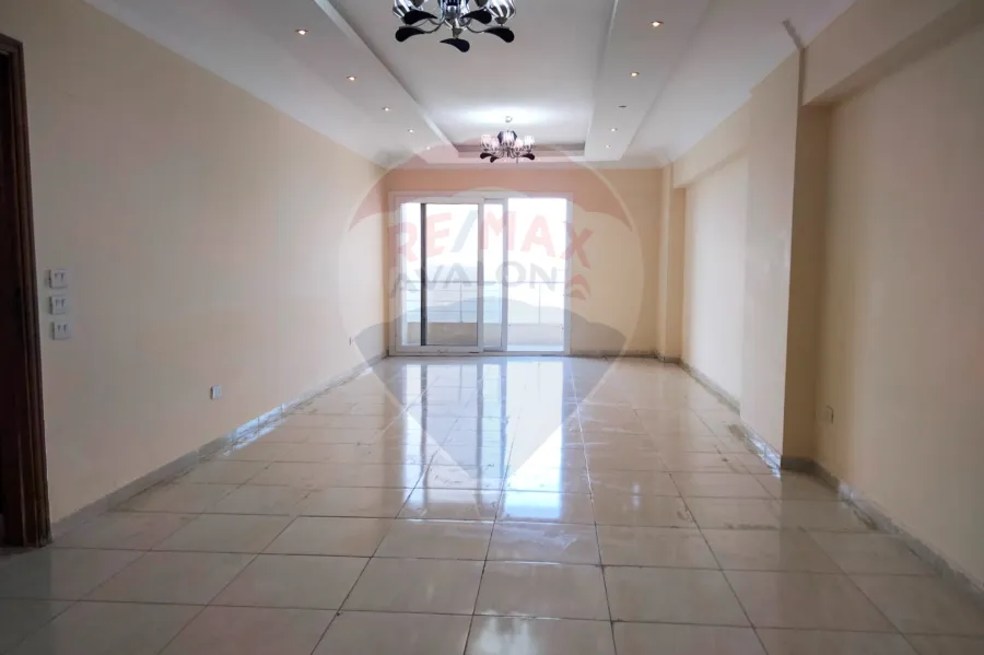 شقه للايجار145 م كامب شيزار (علي البحر مباشرة)