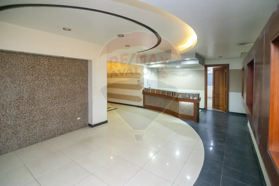 مقر اداري للايجار 300 م  لوران (شارع ابوقير)