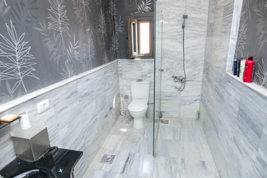 فيلا مستقلة للبيع 1100م  كينج مريوط (أعلي ربوه في البحيرة - خطوات من هيلتون كينج رانش والأستاد)