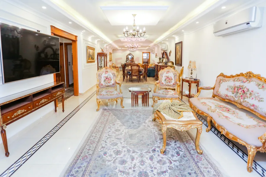 شقة للبيع 195 م زيزينيا ( ش مصطفي عبد الرازق  )