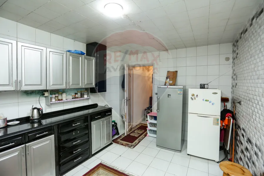 شقة للبيع 200 م سيدي بشر  (ش جمال عبد الناصر)