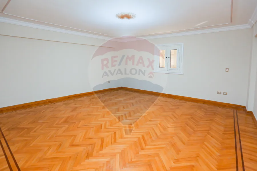 شقة للبيع 500 م  زيزينيا ( 3 نمرة من البحر - خطوات من قصر المجوهرات)