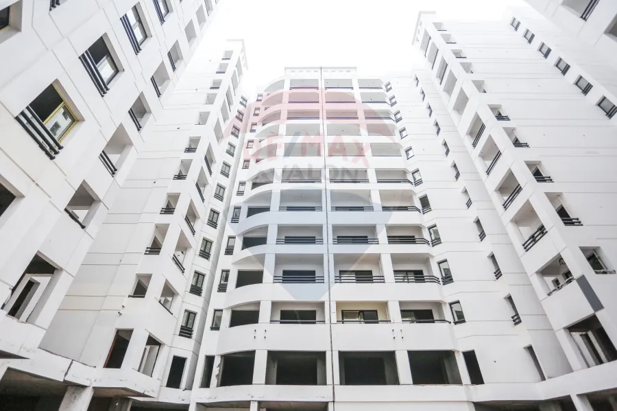 شقة للبيع 215 م سموحة (كومباوند ايست تاور- ش مدرسة الريادة)