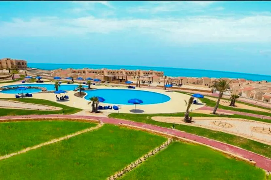 شاليه أرضي + جاردن للبيع (كورال هيلز) رأس الحكمة 170 م شاليه + 120 م جاردن