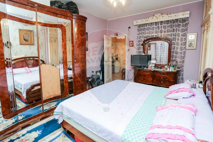 شقة للبيع 300 م جليم (شارع ابوقير الرئيسي)