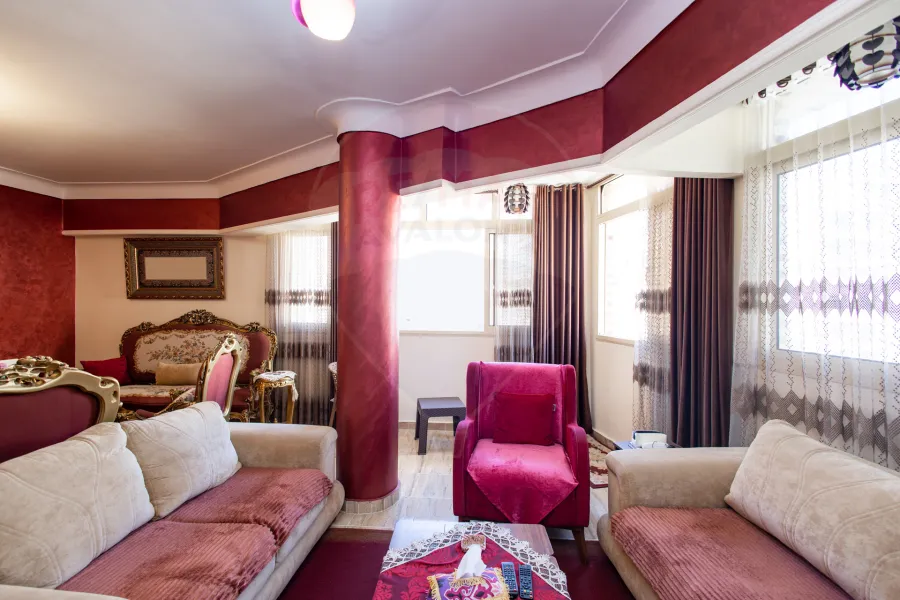 شقة للبيع 140 م ميامي (ش جمال عبد الناصر مباشره)