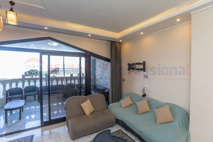 شقة ادارى للبيع  و تصلح سكنى 160 م المندره (على البحر مباشره)