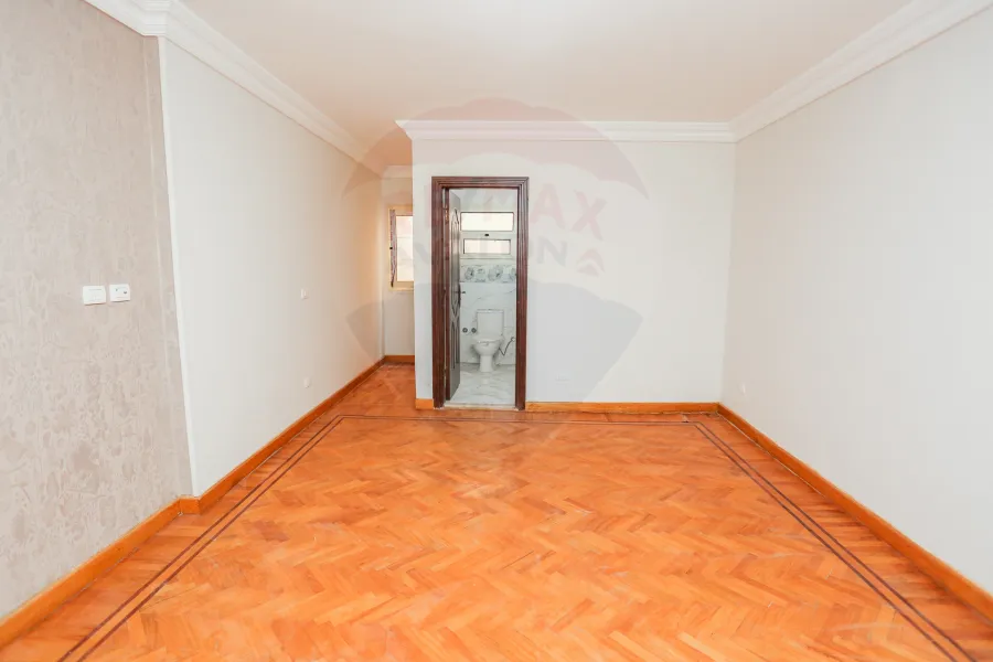 شقة للايجار 195 م رشدي (علي الترام مباشرة)