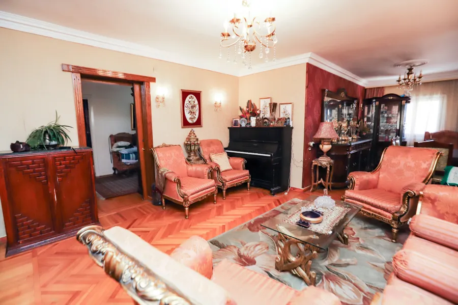 شقة للبيع  200 م سموحة (خلف ميدان فيكتور عمانوئيل)