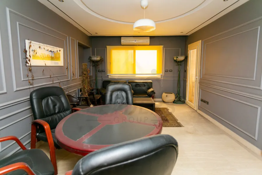 شقة للبيع 250 م الشاطبي (علي الترام مباشرة - خطوات من البحر)