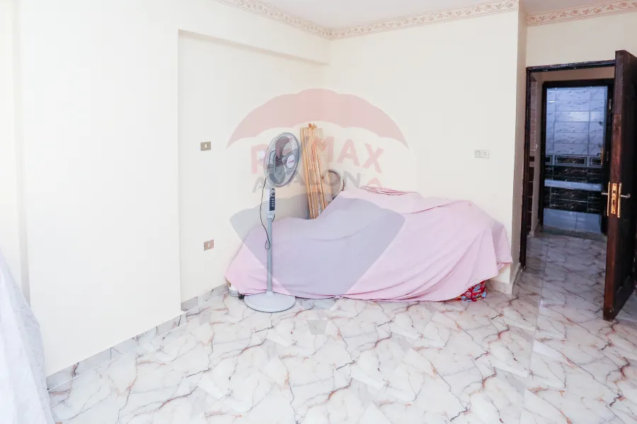 شقة للبيع 90 م سيدي جابر( ش المشير - خطوات من الترام )