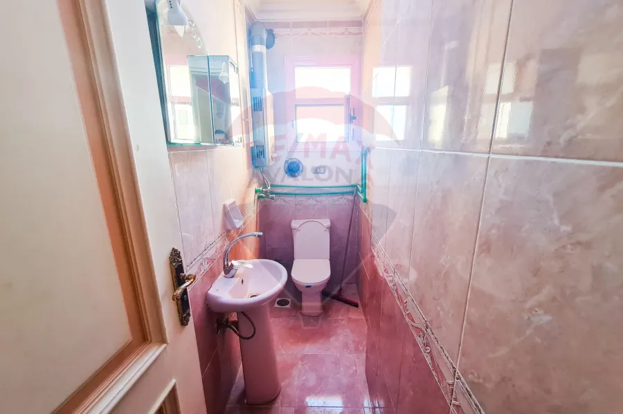 شقة للايجار 145 م كامب شيزار (خطوات من البحر)