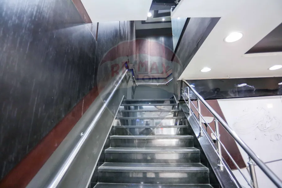 محل و ميزانين تجارى للايجار 285 م ميامى (ش 45 بحرى )