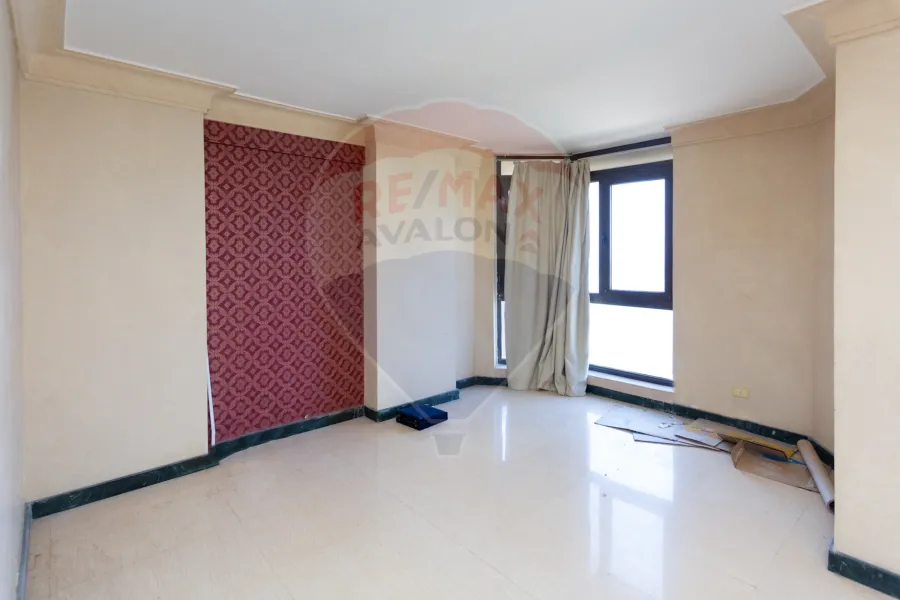 شقة للبيع 175 م السرايا (علي البحر مباشرة)