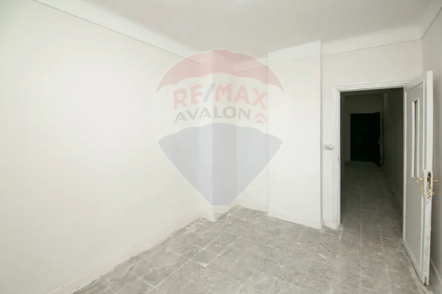 شقة للبيع 120 م لوران  (على البحر مباشرة)