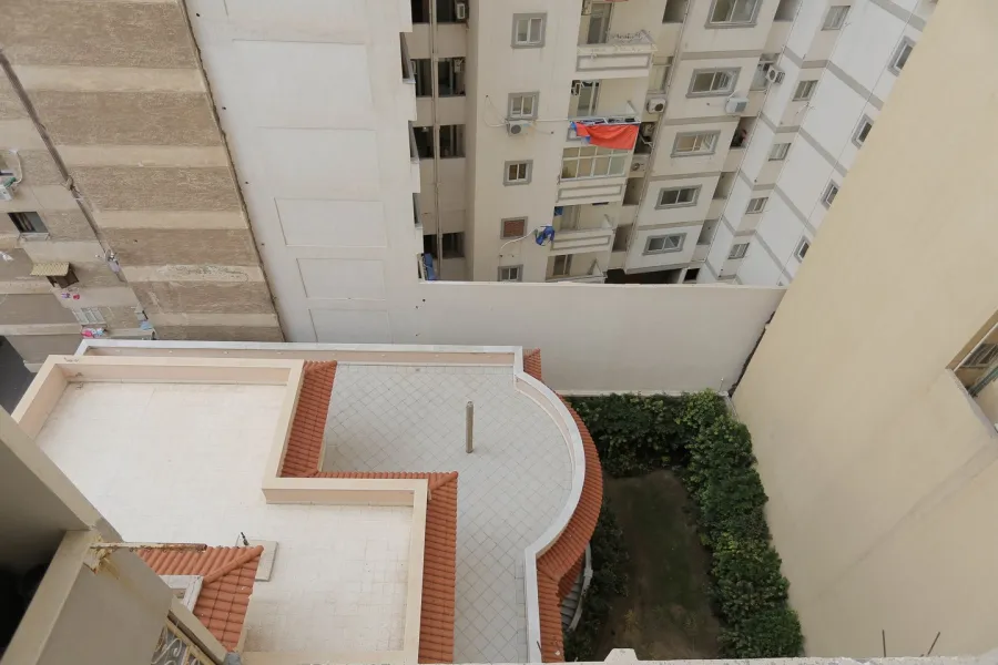 شقة للبيع 240م صافى زيزنيا -بين الترام وش ابوقير- خطوات من سان ستيفانو والبحر