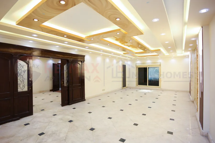 شقة للبيع 200 م زيزينيا (علي الترام مباشرة - برج براند)