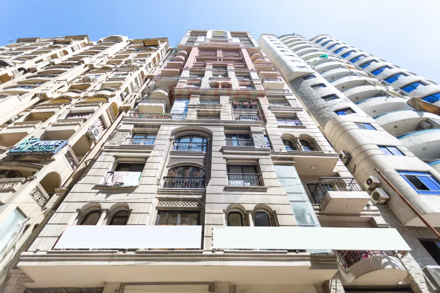 شقة للبيع 180 م سموحة (ش زكى رجب)