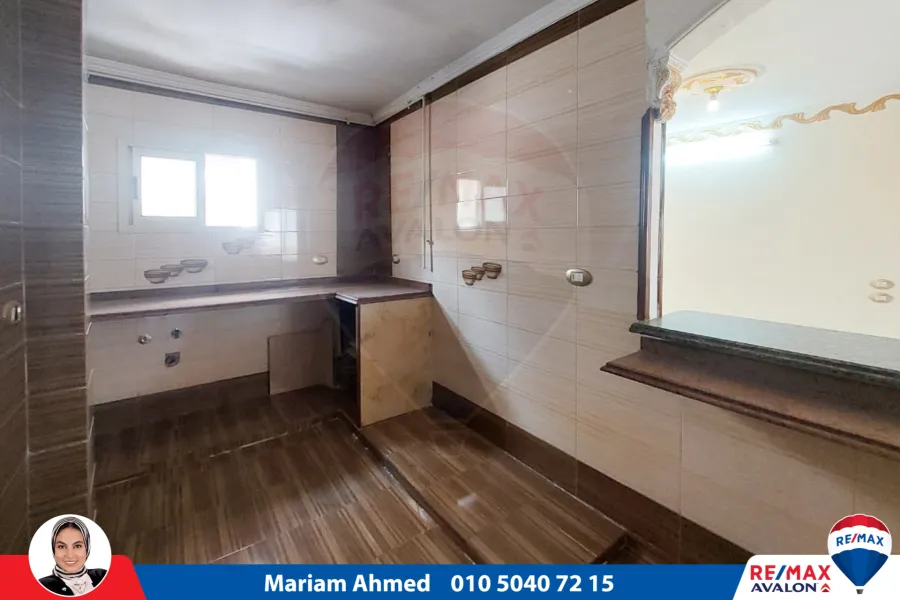 شقة للإيجار 120م كامب شيزار(خطوات من البحر)