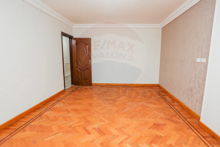 شقة للايجار 195 م رشدي (علي الترام مباشرة)