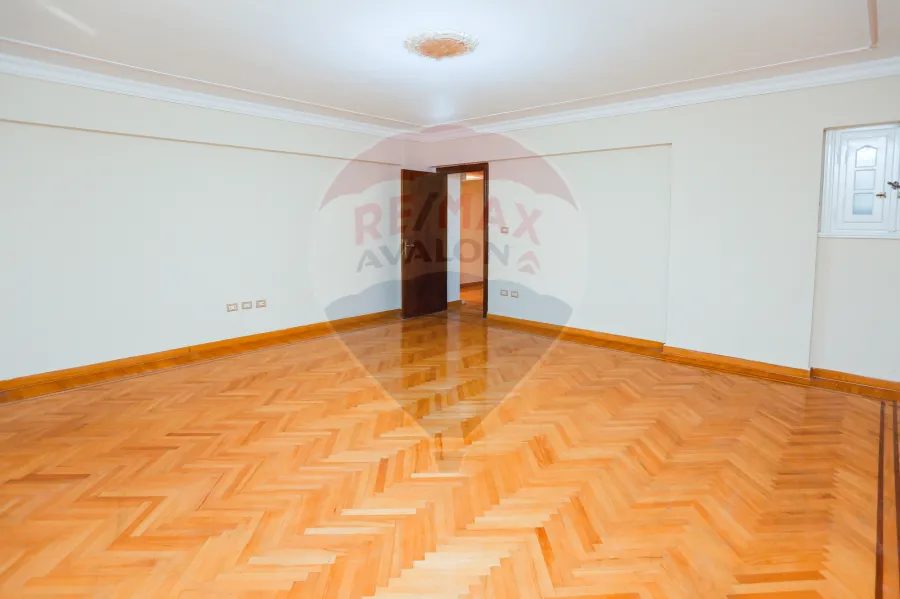 شقة للبيع 500 م  زيزينيا ( 3 نمرة من البحر - خطوات من قصر المجوهرات)