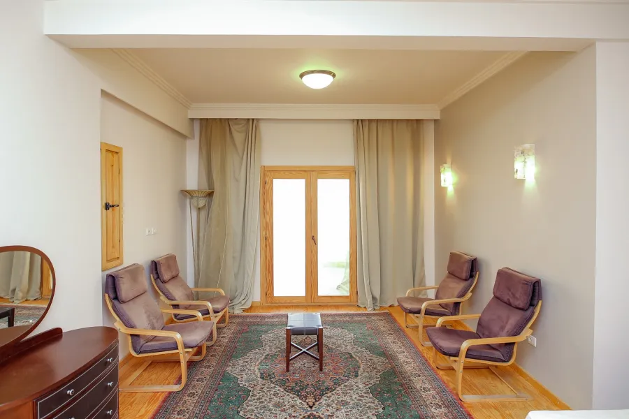 فيلا مستقلة للبيع 1100م  كينج مريوط (أعلي ربوه في البحيرة - خطوات من هيلتون كينج رانش والأستاد)