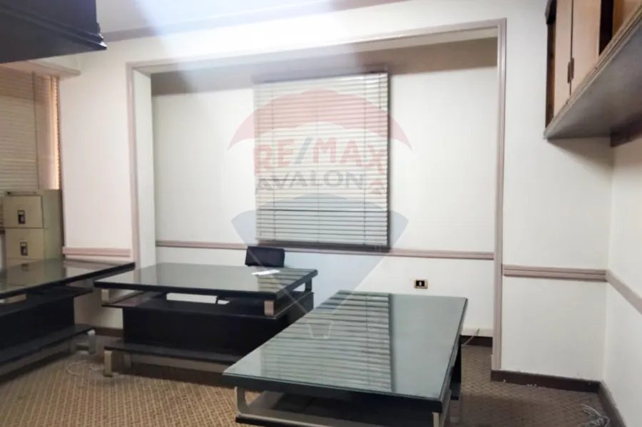 مكتب للايجار 125 م محطة الرمل (تاني نمرة من شارع صفيه زغلول - الباب رقم ڤ5)