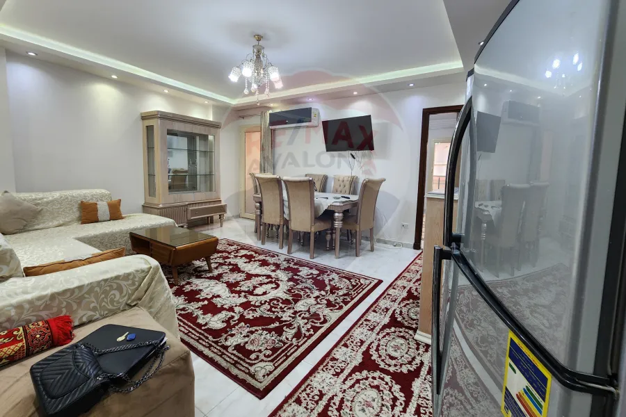 شقة للايجار المفروش 130 م الشاطبي (ش بورسعيد - خطوات من البحر)