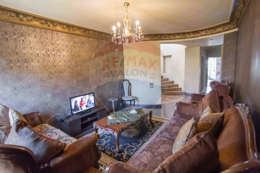 فيلا تريبلكس مفروشة للايجار475 م محرم بك (كومباوند ميروزا بجوار كارفور)