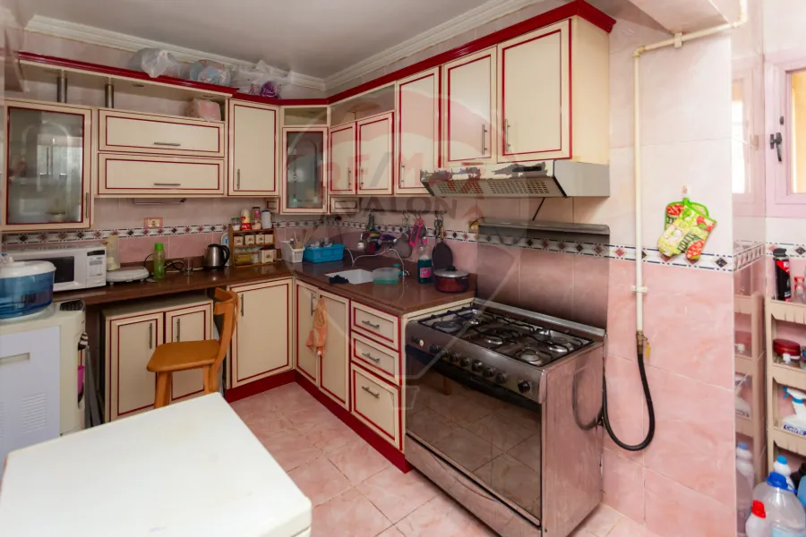 شقة للبيع 185 م رشدي (بين الترام و البحر)