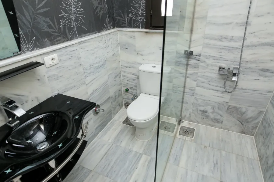 فيلا مستقلة للبيع 1100م  كينج مريوط (أعلي ربوه في البحيرة - خطوات من هيلتون كينج رانش والأستاد)