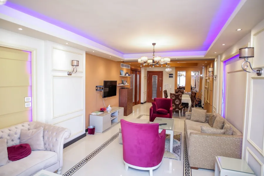 شقة للايجار مفروش 180م سان ستيفانو ( على الترام )