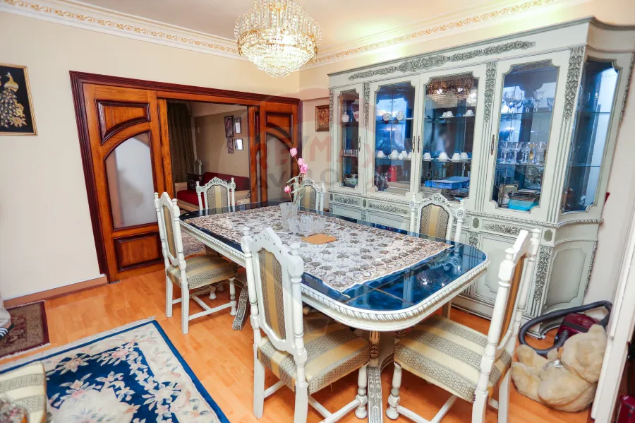 شقة للبيع 140 م رشدي (علي الترام مباشرة)