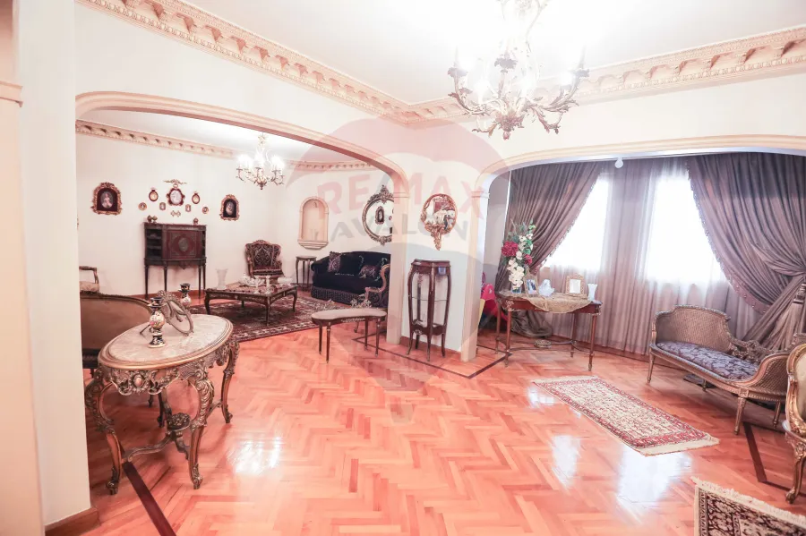 شقة للبيع 270 م السرايا (  خطوات من البحر وفندق المحروسة )