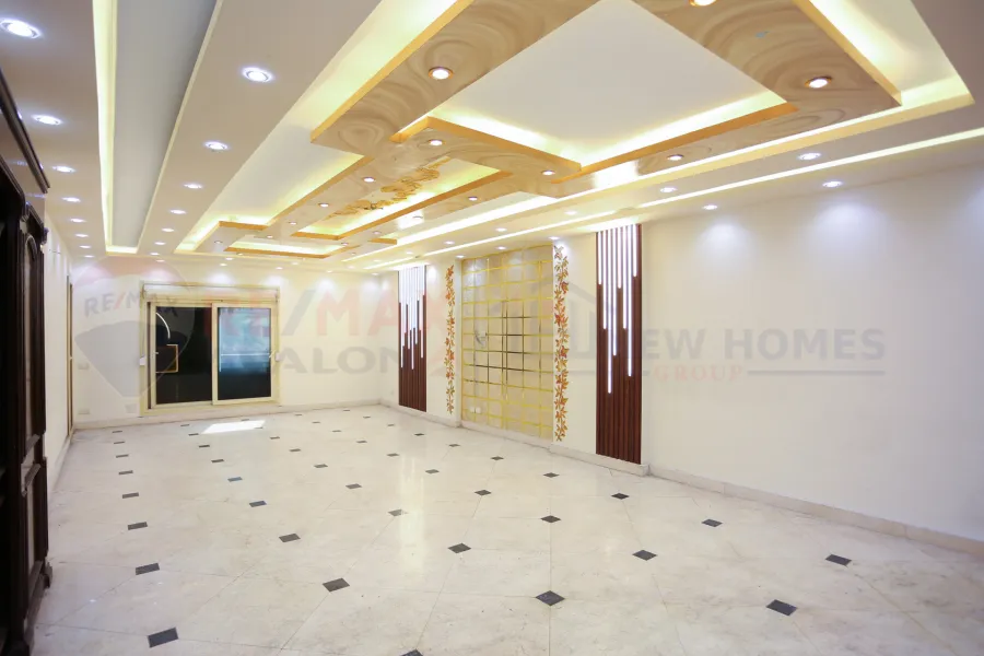 شقة للبيع 200 م زيزينيا (علي الترام مباشرة - برج براند)