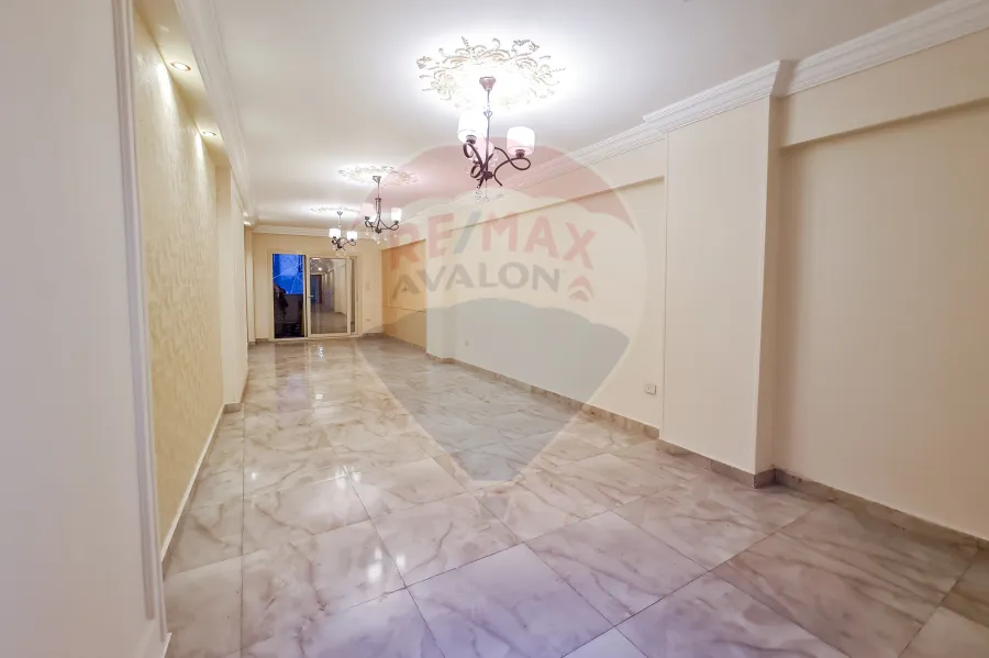 شقة للبيع 130 م كامب شيزار (خطوات من البحر)